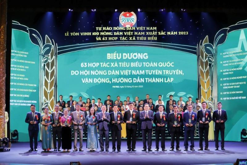 Tôn vinh 100 nông dân Việt Nam xuất sắc 2023 và biểu dương 63 hợp tác xã tiêu biểu toàn quốc