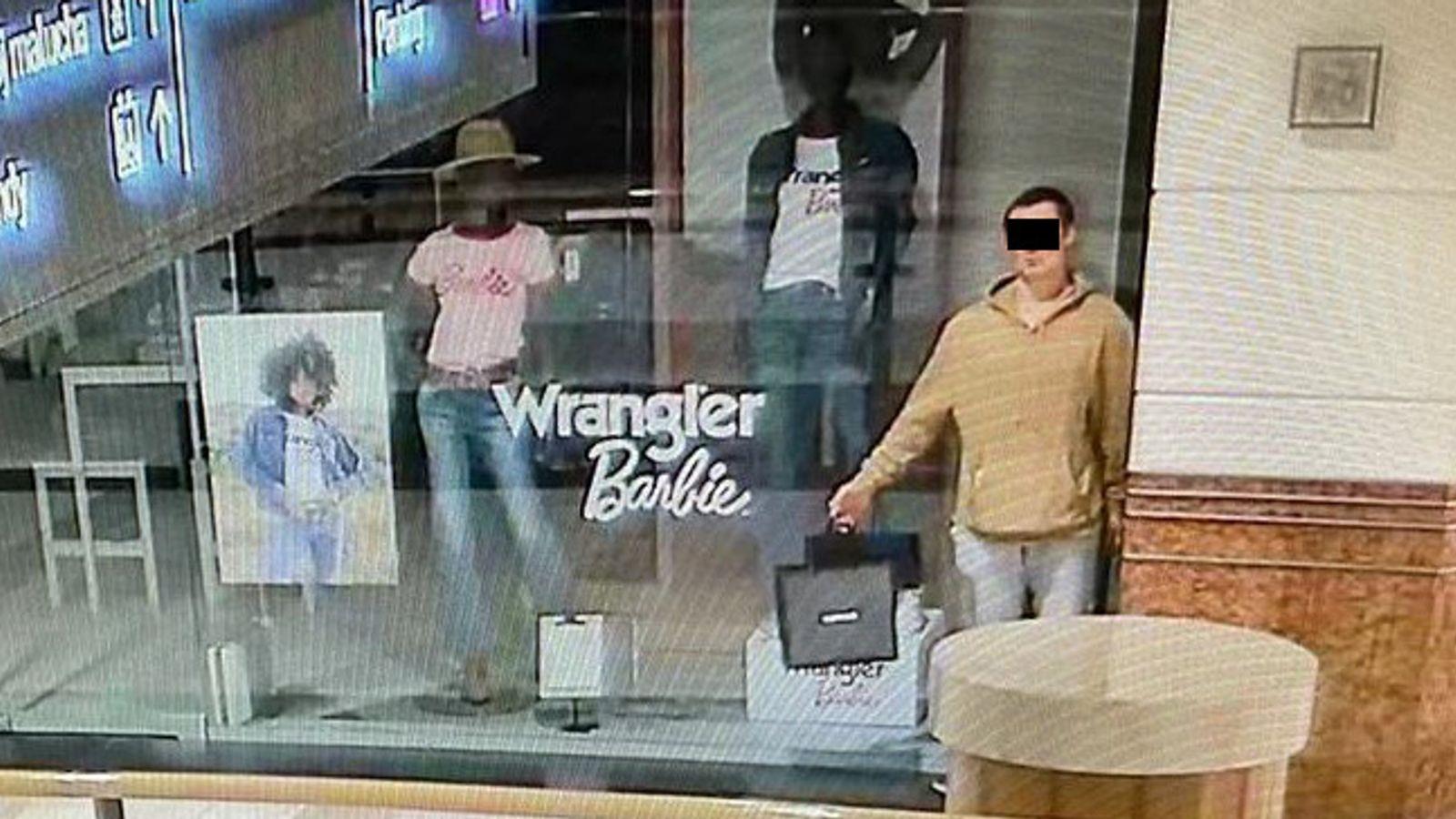 Cảnh sát Ba Lan bắt giữ người đàn ông đóng giả ma-nơ-canh để trộm trang sức