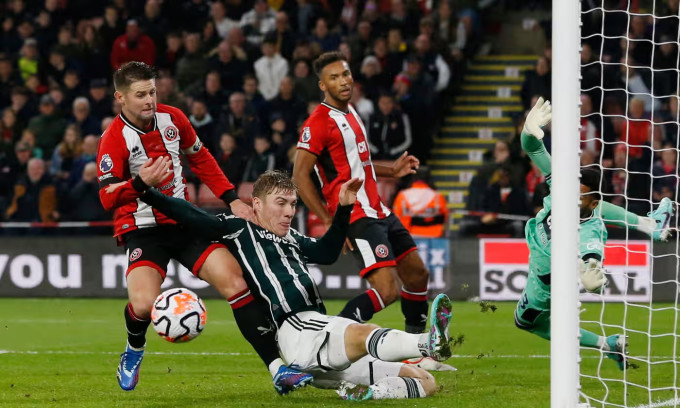 Man Utd thắng nhọc đội chót bảng