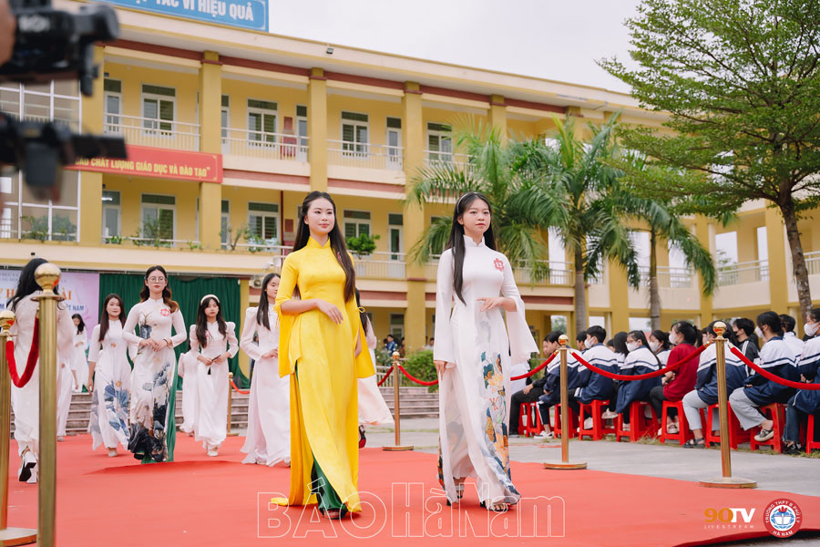 Tôn vinh vẻ đẹp của áo dài Việt Nam tại Hà Nam