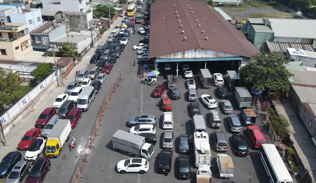 Nguy cơ quá tải đăng kiểm ôtô cuối năm