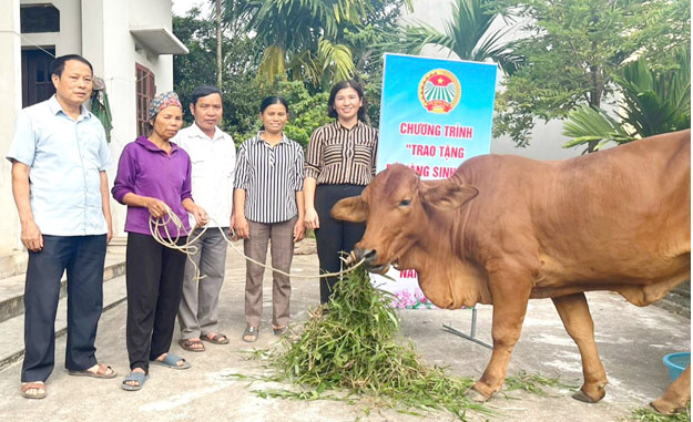 Hội Nông dân xã Mộc Bắc trao bò vàng sinh sản cho hội viên có hoàn cảnh khó khăn