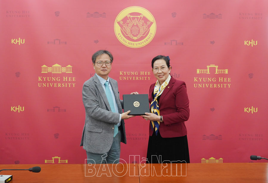 Đồng chí Bí thư Tỉnh ủy Lê Thị Thủy thăm và làm việc tại trường Đại học Kyung Hee, Global Campus (Yongin - Gyeonggi)