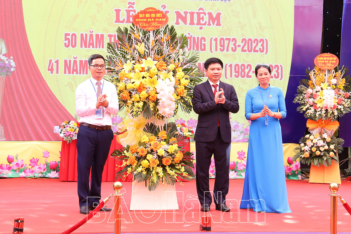 Đồng chí Chủ tịch UBND tỉnh Trương Quốc Huy dự Lễ kỷ niệm 50 năm Ngày thành lập Trường THPT B Bình Lục