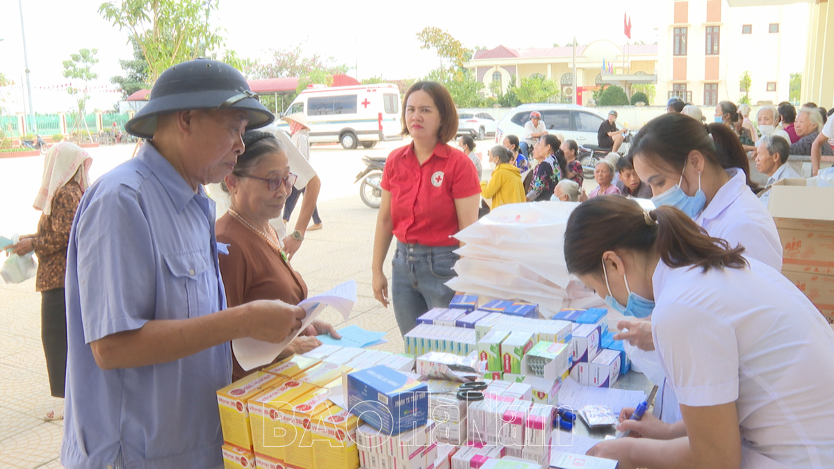 Khám, tư vấn, cấp thuốc miễn phí cho nhân dân xã Trần Hưng Đạo