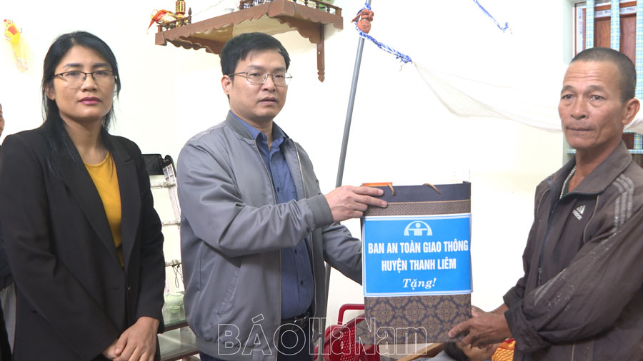 Thanh Liêm thăm, tặng quà nạn nhân bị tai nạn giao thông.