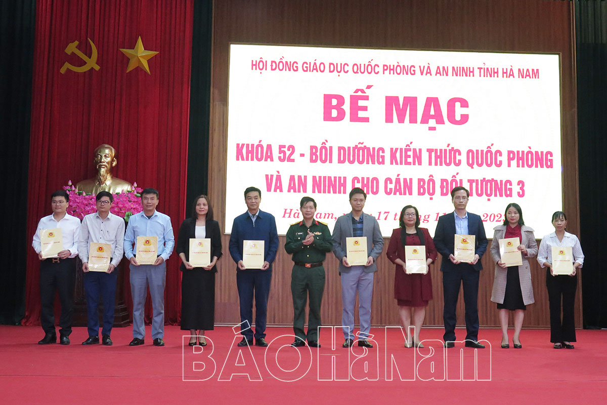 Bế mạc khóa bồi dưỡng kiến thức quốc phòng và an ninh cho cán bộ đối tượng 3