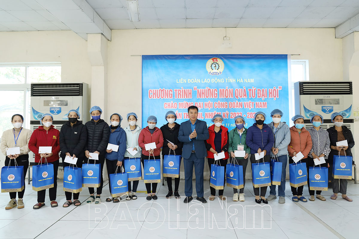 Liên đoàn Lao động tỉnh trao tặng “Những món quà từ Đại hội”