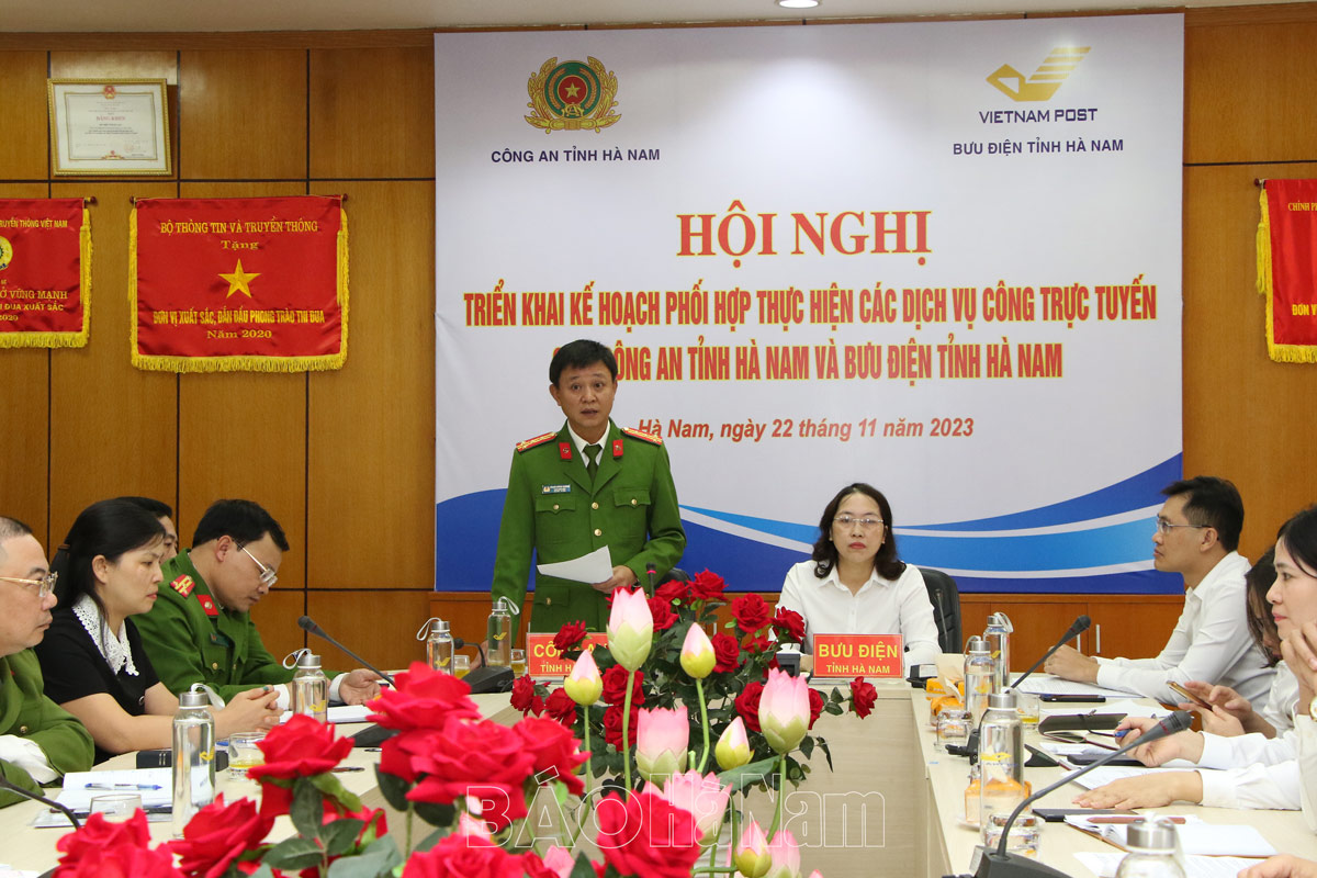 Phối hợp thực hiện các dịch vụ công trực tuyến giữa Công an tỉnh và Bưu điện tỉnh Hà Nam.