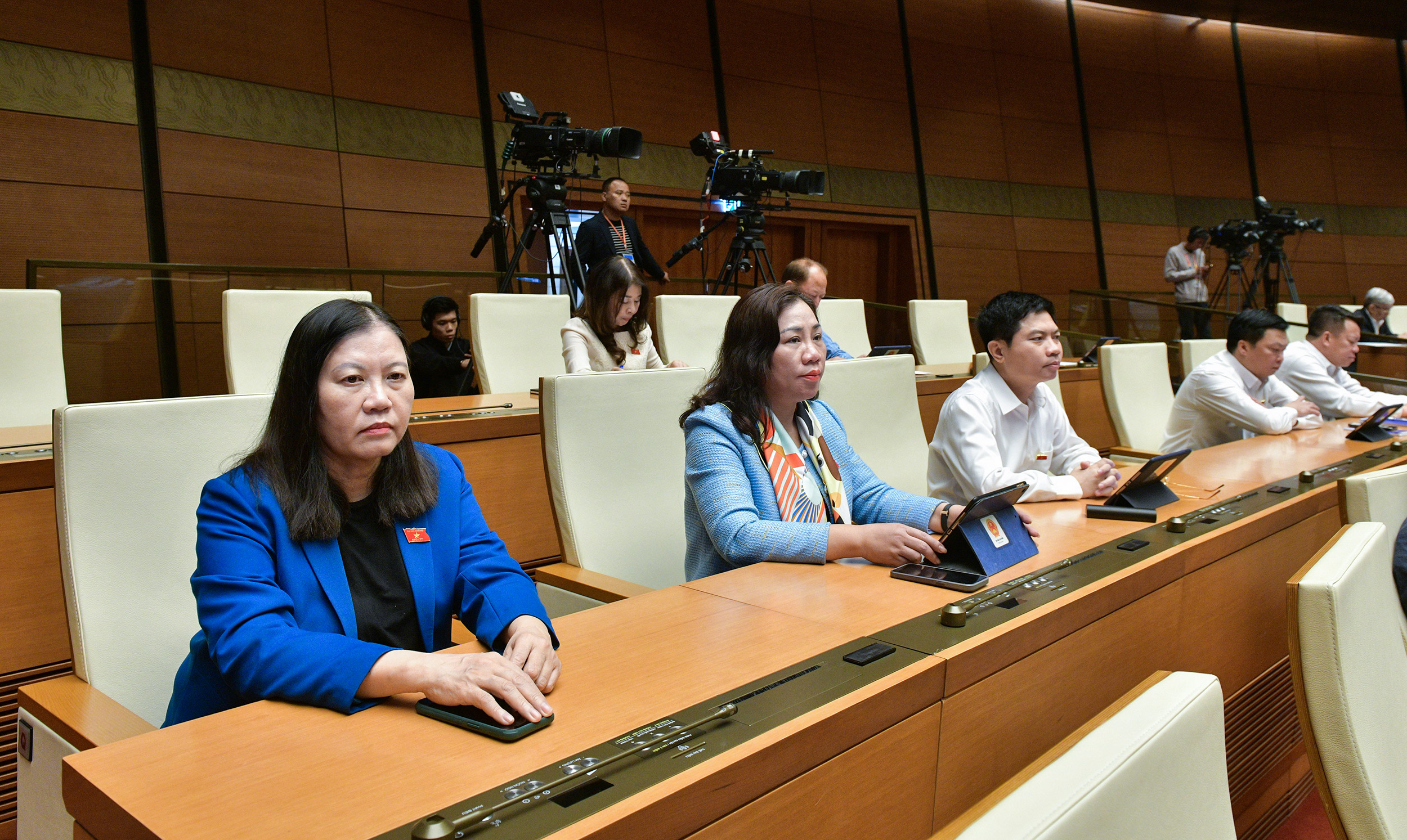 Ngày 23/11, Quốc hội thảo luận về 2 dự án sửa đổi Luật BHXH và Luật Các tổ chức tín dụng