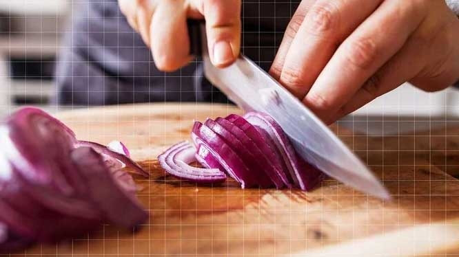 Ngậm bánh mì, thắp nến: Mẹo thái hành không bị chảy nước mắt ít người biết