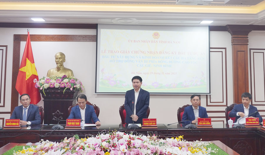 UBND tỉnh trao Giấy chứng nhận Đầu tư xây dựng và kinh doanh kết cấu hạ tầng KCN hỗ trợ Đồng Văn III phía Đông đường cao tốc Cầu Giẽ - Ninh Bình