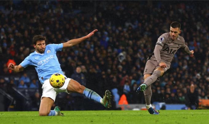 Bảng xếp hạng Ngoại hạng Anh mới nhất: Liverpool lên nhì bảng, MU xa rời top 4