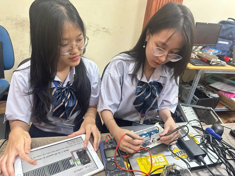 Đồng hồ để bàn thông minh hỗ trợ học tập - Một sáng kiến tuổi học trò