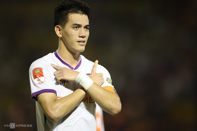 Tiến Linh giúp Bình Dương chiếm đỉnh bảng V-League