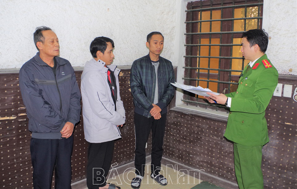 Bán 600 giấy khám sức khỏe giả, 3 đối tượng bị Công an huyện Kim Bảng bắt giữ