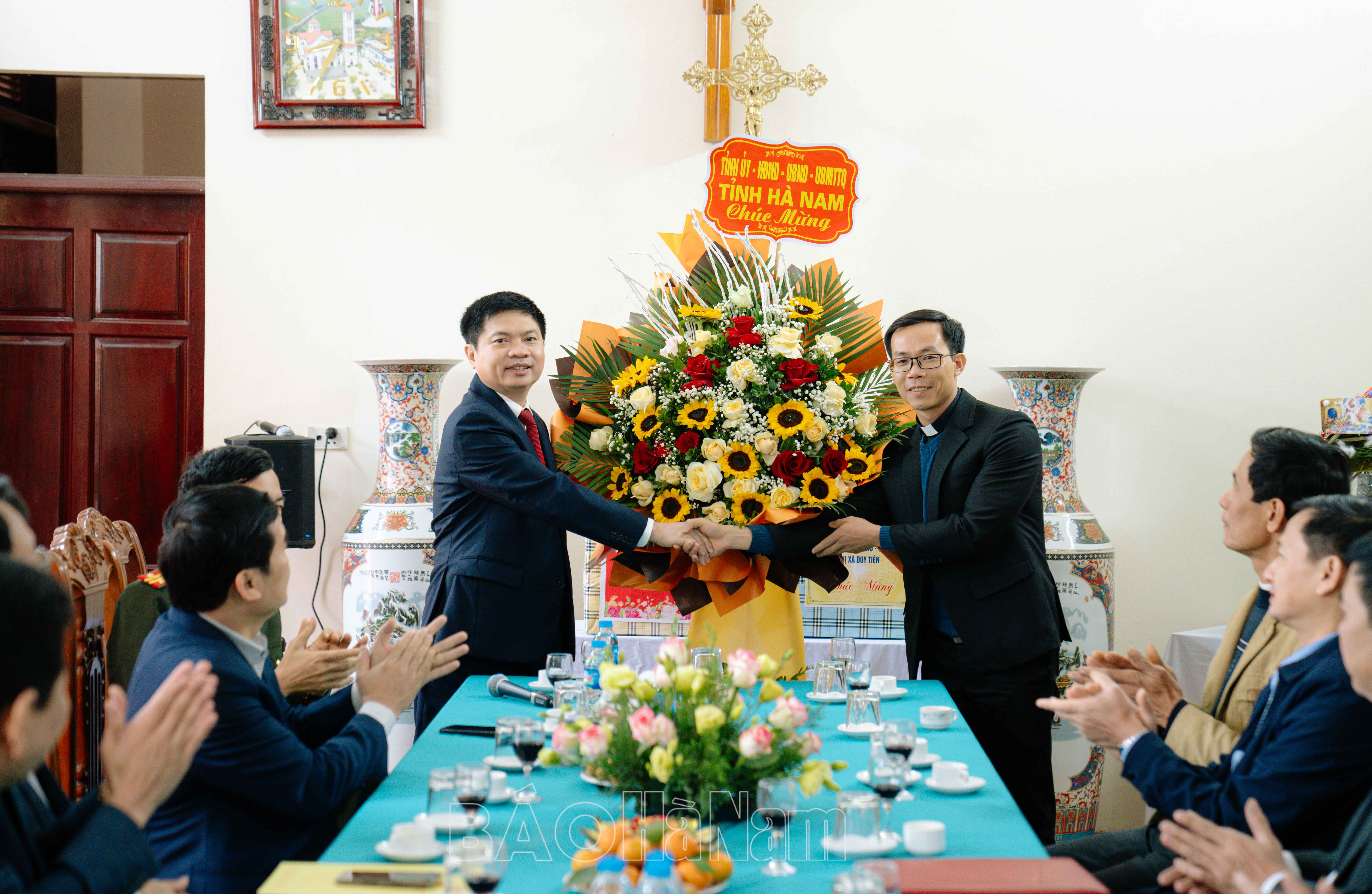Đồng chí Chủ tịch UBND tỉnh Trương Quốc Huy thăm, chúc mừng Lễ Giáng sinh tại giáo xứ Yên Mỹ