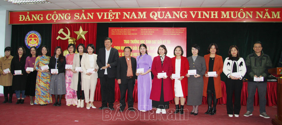 Hội Khuyến học tỉnh trao thưởng và học bổng cho hơn 200 học sinh và giáo viên