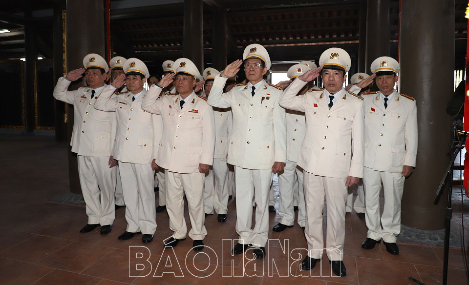 Đoàn đại biểu Hội Cựu Công an nhân dân TP. Phủ Lý dâng hương tưởng niệm Chủ tịch Hồ Chí Minh và các Anh hùng, liệt sĩ nhân dịp Đại hội