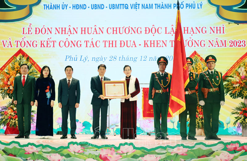 Thành phố Phủ Lý đón nhận Huân chương Độc lập hạng Nhì và Tổng kết công tác thi đua, khen thưởng năm 2023