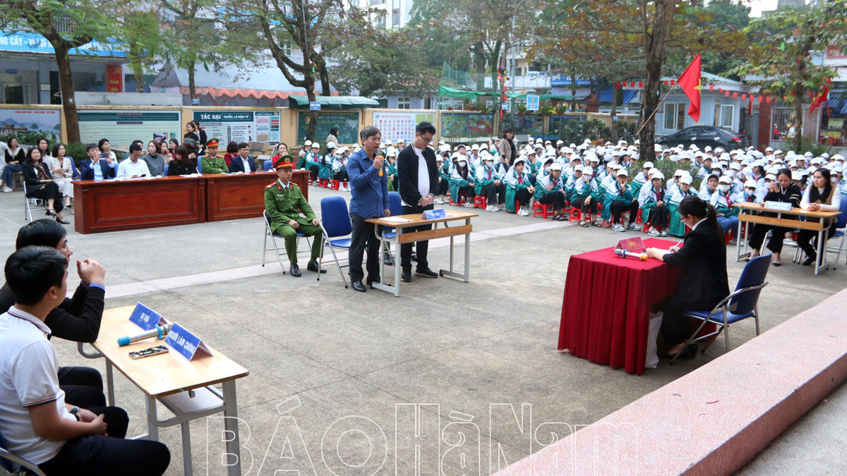 Hơn 600 cán bộ, giáo viên, học sinh Trường THCS Lương Khánh Thiện tham dự “Phiên tòa giả định”