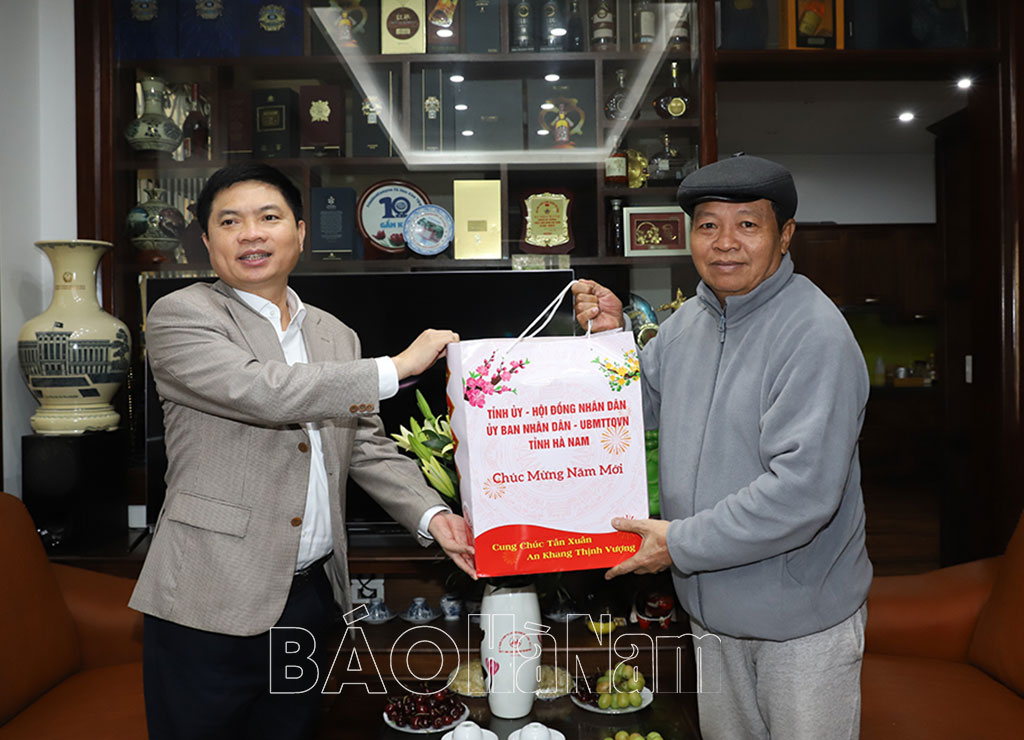 Đồng chí Chủ tịch UBND tỉnh Trương Quốc Huy thăm, chúc Tết các đồng chí nguyên là lãnh đạo chủ chốt của tỉnh