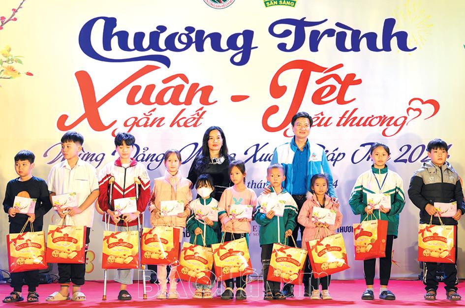 Tập trung chăm lo Tết cho người nghèo