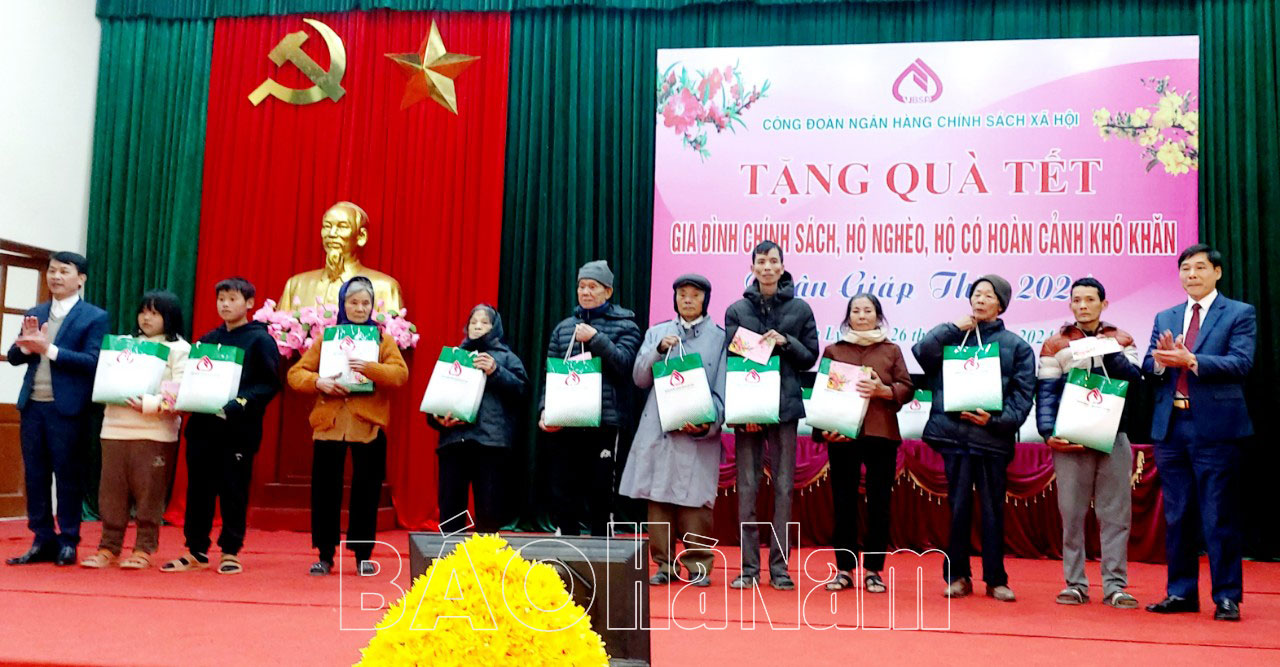 Công đoàn NHCSXH, Chi nhánh Hà Nam trao quà Tết cho hộ gia đình chính sách, hộ nghèo, hộ có hoàn cảnh khó khăn