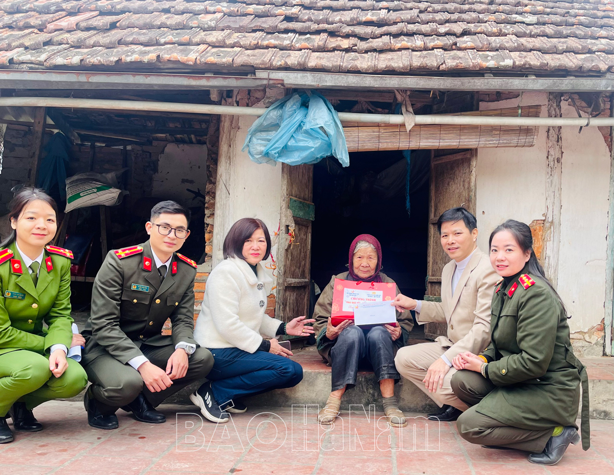 Chi đoàn - Hội phụ nữ Công an huyện Bình Lục "Trao quà Tết - Gửi yêu thương"