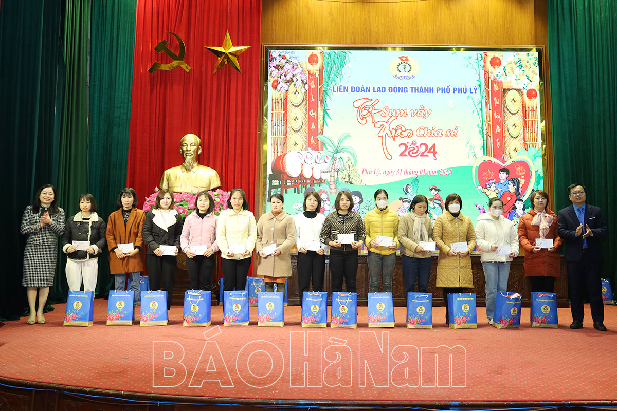 Liên đoàn Lao động TP Phủ Lý tổ chức chương trình "Tết sum vầy - Xuân chia sẻ" 2024