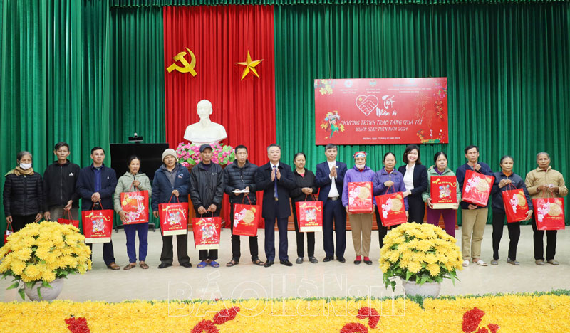 Trao quà cho hộ nghèo, hộ có hoàn cảnh khó khăn nhân dịp Tết Nguyên đán Giáp Thìn năm 2024 tại Kim Bảng