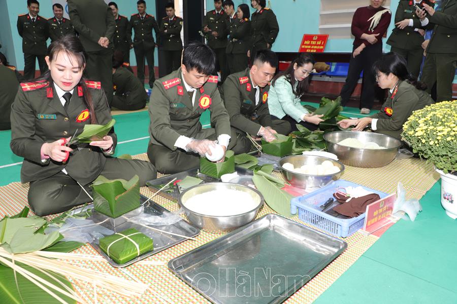 Sôi nổi hội thi “Gói bánh chưng xanh - Trao Tết an lành” trong CBCS Công an tỉnh