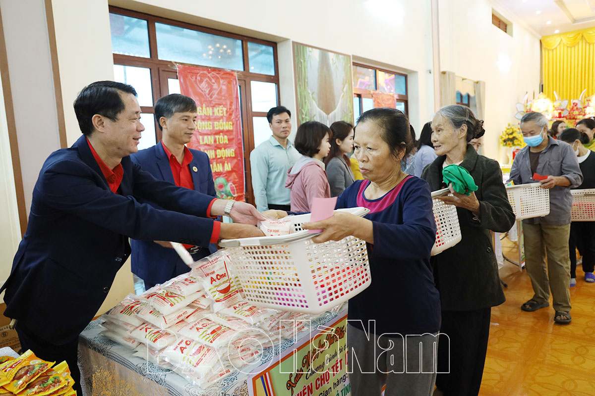 Ấm áp “Phiên chợ Tết 0 đồng” tại chùa Hòa Lạc, TP Phủ Lý