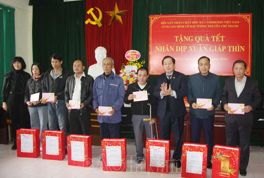 Gia đình cố Đại tướng Nguyễn Chí Thanh tặng quà Tết cho nạn nhân chất độc da cam trên địa bàn tỉnh