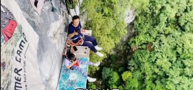 Quán cà phê chênh vênh trên vách đá cao 200m, thách thức bất cứ ai ưa mạo hiểm