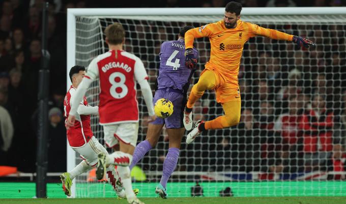 Arsenal hạ Liverpool để thắp lại hy vọng vô địch