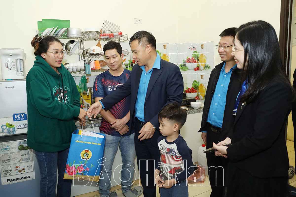 Thăm, tặng quà Tết cho công nhân lao động tại khu thiết chế công đoàn và các khu nhà trọ