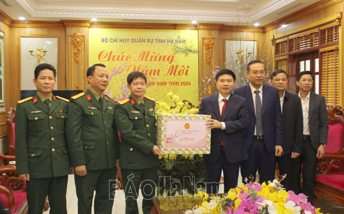 Đồng chí Chủ tịch UBND tỉnh Trương Quốc Huy thăm, kiểm tra tình hình trực Tết tại một số đơn vị