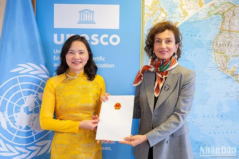 Đại sứ Nguyễn Thị Vân Anh trình Thư ủy nhiệm lên Tổng Giám đốc UNESCO