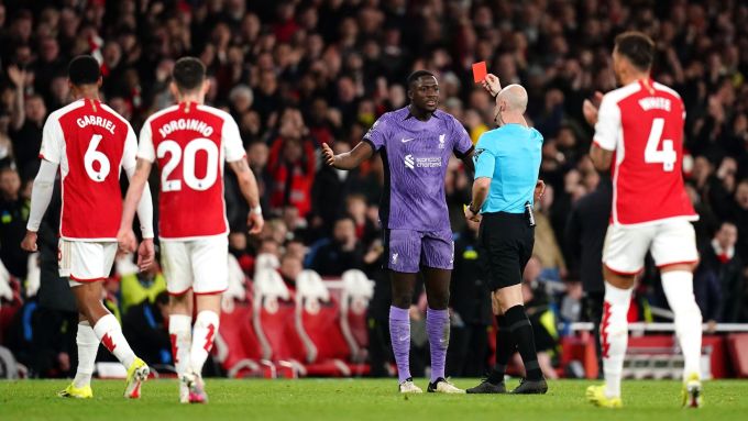 Các HLV Ngoại hạng Anh phản đối thẻ xanh