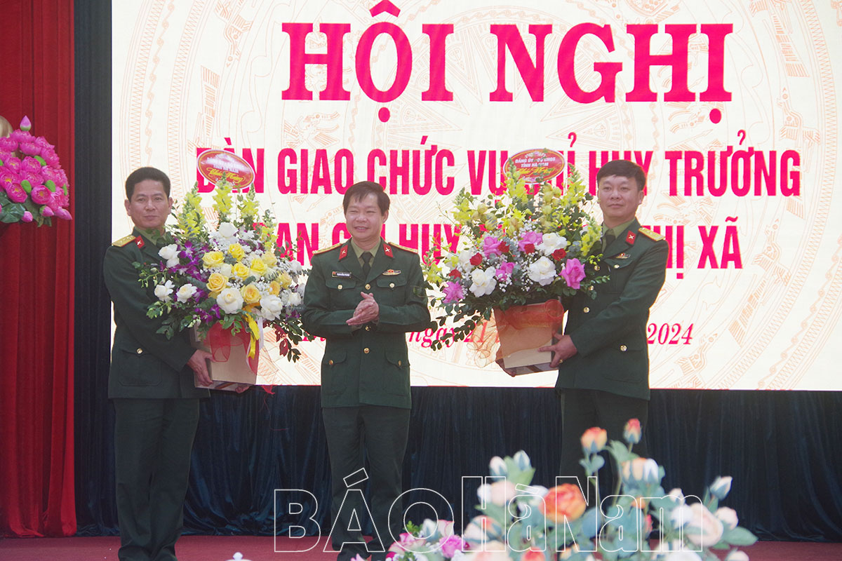 Bàn giao chức vụ Chỉ huy trưởng Ban CHQS thị xã Duy Tiên
