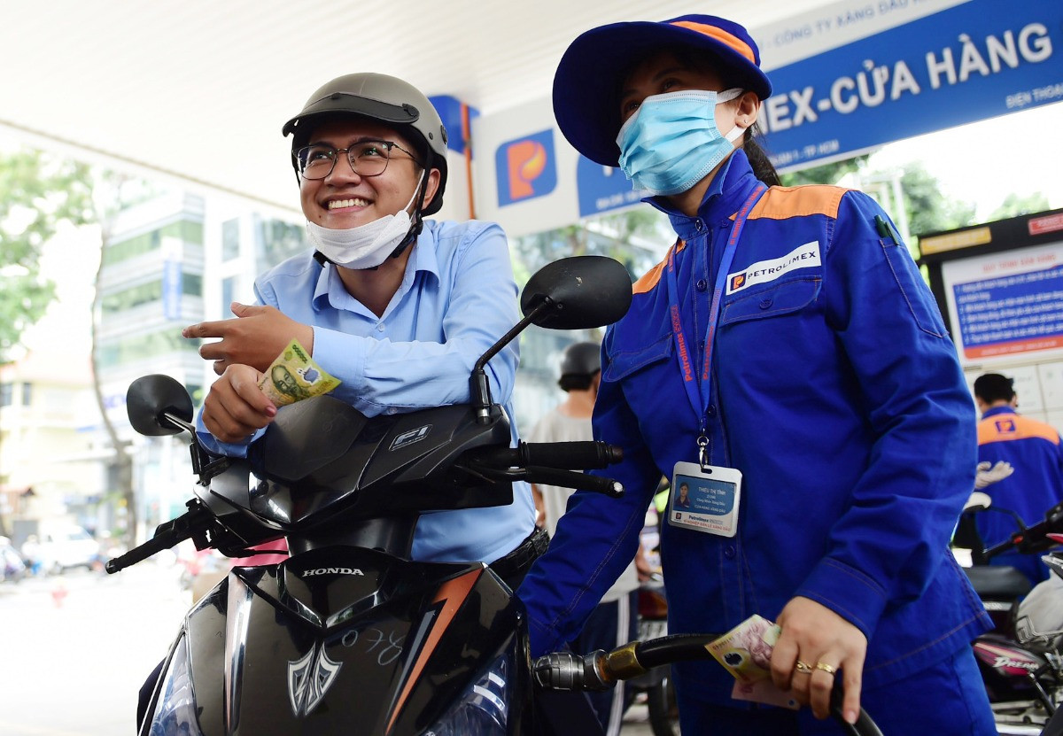 Giá xăng dầu đồng loạt giảm, có loại giảm gần 500 đồng/lít