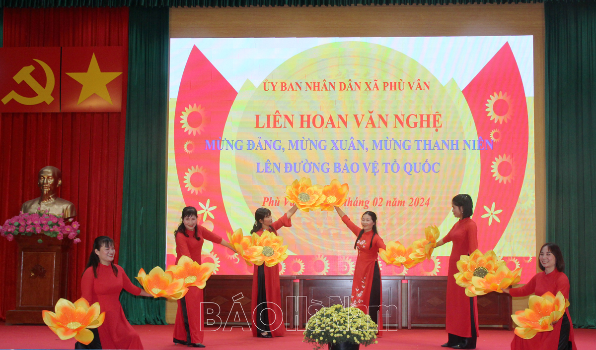 Xã Phù Vân liên hoan văn nghệ mừng thanh niên lên đường bảo vệ Tổ quốc