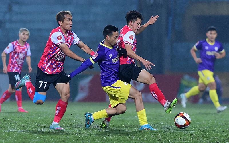 Hà Nội FC thắng trong thế hơn người, Thép Xanh Nam Định thua đáng tiếc