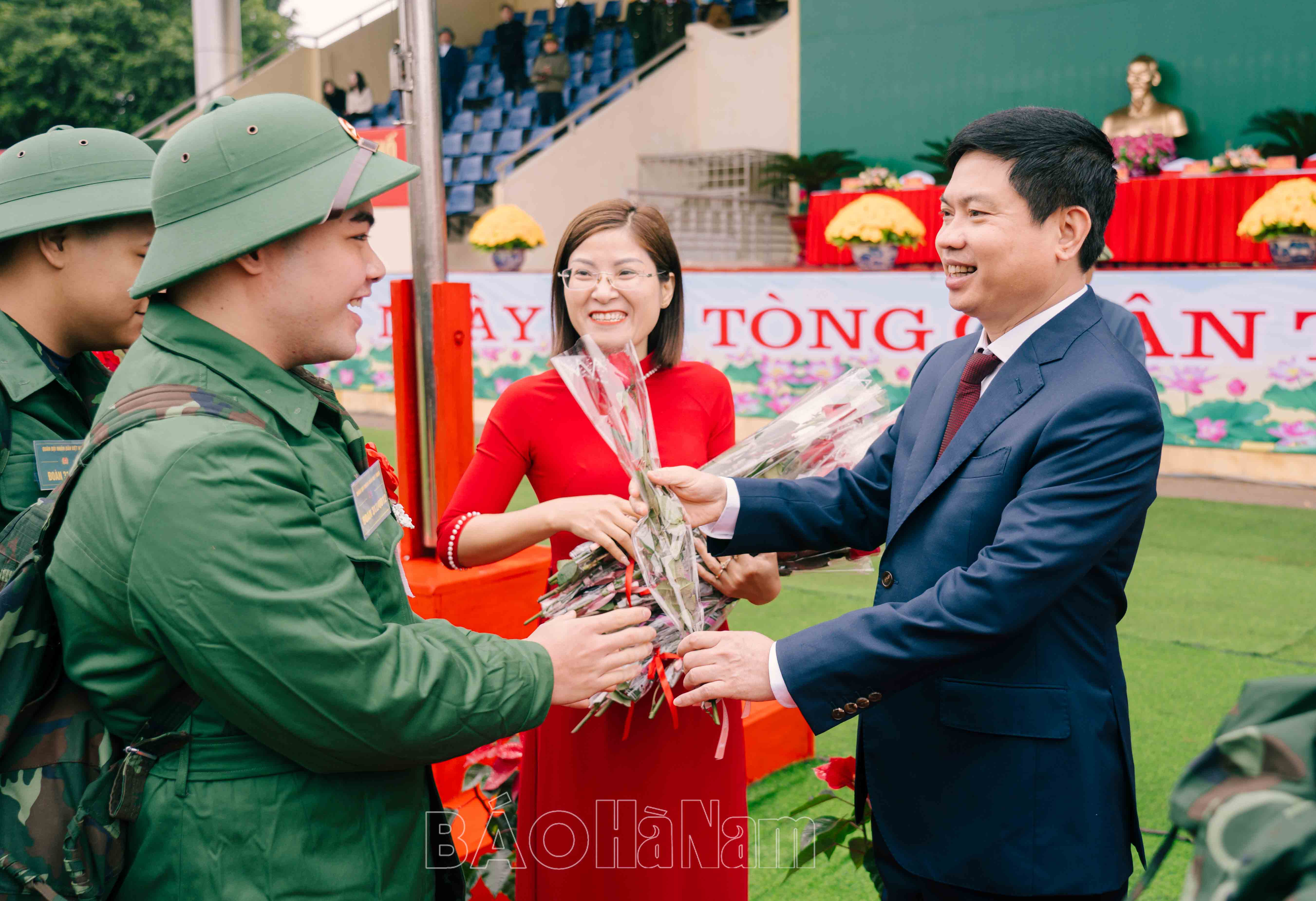 Đồng chí Chủ tịch UBND tỉnh Trương Quốc Huy dự Lễ giao nhận quân, chúc mừng các tân binh thành phố Phủ Lý