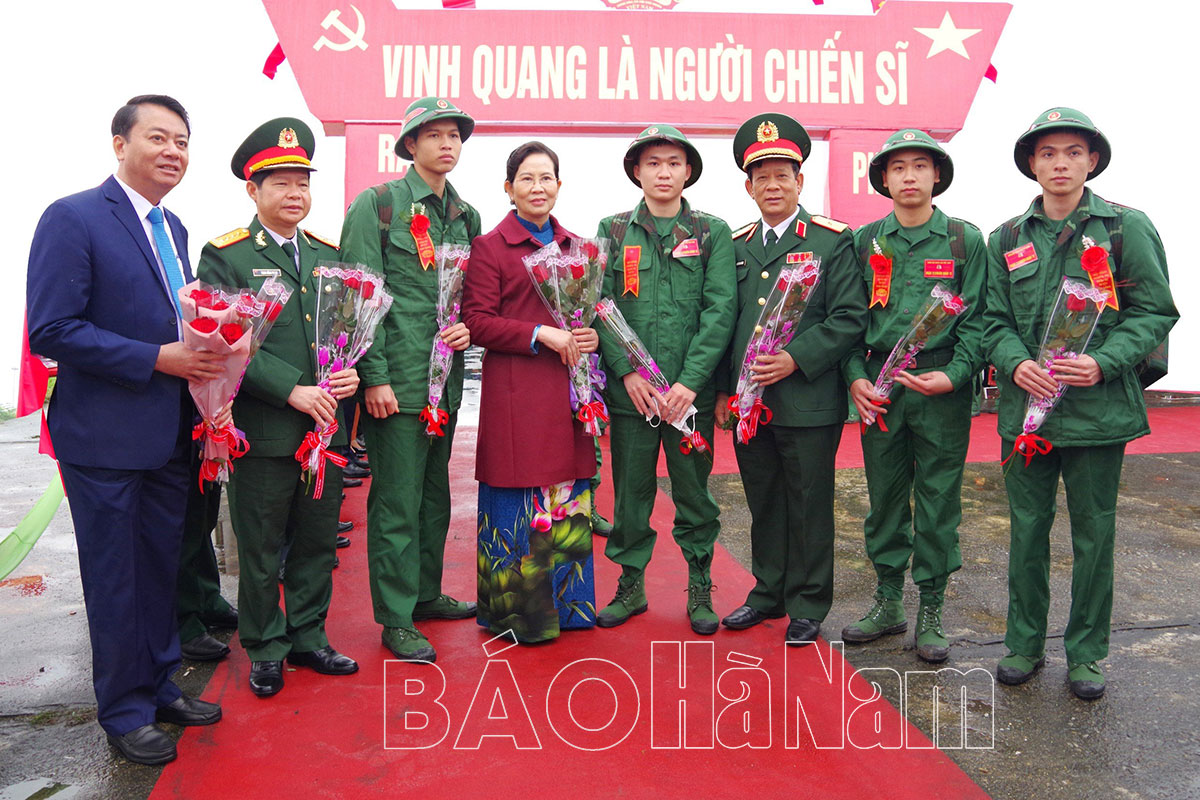 Đồng chí Bí thư Tỉnh ủy Lê Thị Thuỷ dự Lễ giao, nhận quân tại huyện Kim Bảng