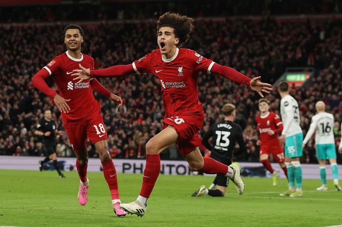 Hai cầu thủ 18 tuổi đưa Liverpool vào tứ kết Cup FA