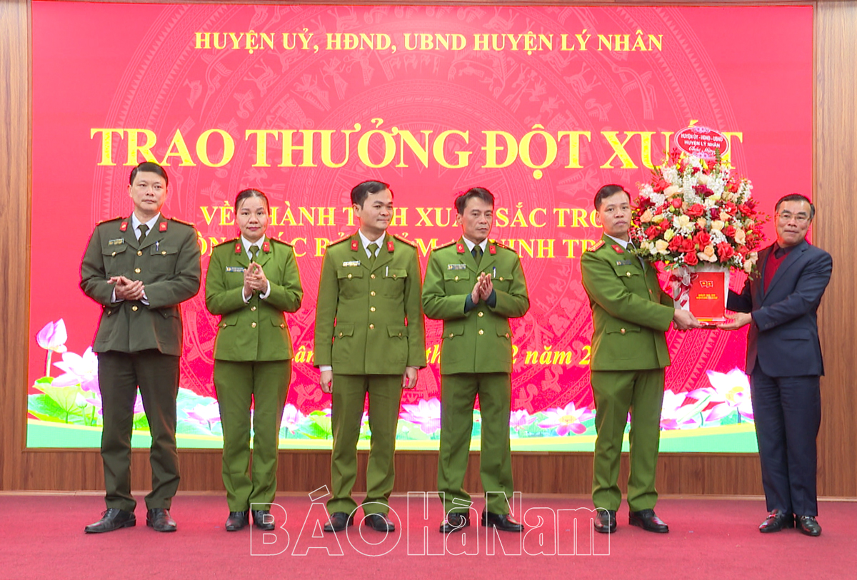 Trao thưởng đột xuất cho Công an huyện Lý Nhân về thành tích xuất sắc trong công tác đảm bảo an ninh trật tự