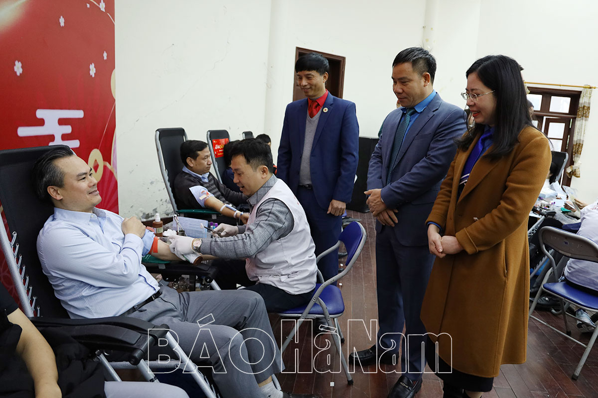 Hơn 300 cán bộ, công chức, viên chức, lao động tham gia hiến máu tình nguyện