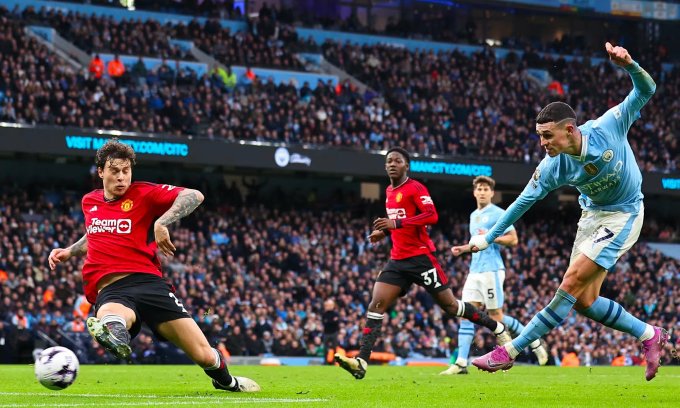 Man City thắng ngược Man Utd
